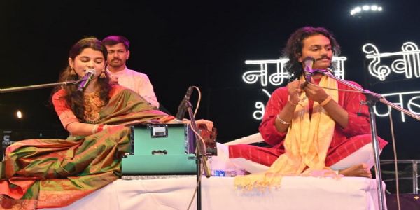 मैथिली ठाकुर और लखवीर सिंह लक्खा की जादुई आवाज से गूंज उठी भेड़ाघाट की संगमरमरी वादियां