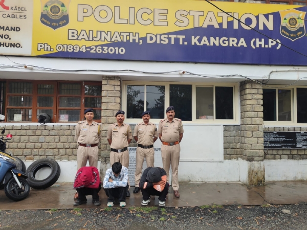 चरस के साथ पकड़े गए आरोपी। चरस के साथ पकड़े गए आरोपी।