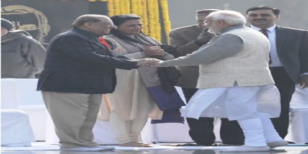 प्रधानमंत्री नरेन्द्र मोदी और वीके मल्होत्रा (फाइल फोटो)