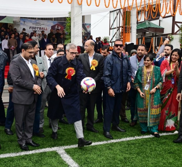 (अपडेट) फुटबॉल को किक मारकर 69वें राष्ट्रीय स्कूल खेलों का मुख्यमंत्री उमर ने किया उद्घाटन
