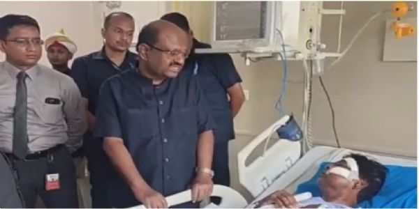 अस्पताल में घायल भाजपा सांसद से बात करते राज्यपाल