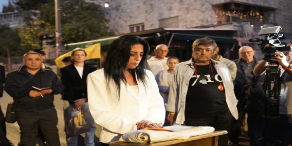 इजराइल में सोमवार रात प्रधानमंत्री के आवास के बाहर इनाव ज़ंगाउकर अपनी बेटी मतान और अन्य बंधकों की सलामती की प्रार्थना करती हुईं। मतान लंबे समय से हमास के कब्जे में है। फोटो - इंटरनेट मीडिया