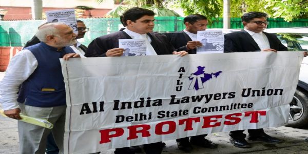 सीजेआई पर जूता फेंकने की घटना के खिलाफ एआईएलयू ने सुप्रीम कोर्ट में किया प्रदर्शन