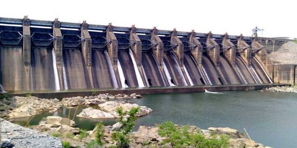 जल विवाद पर गरमाई सियासत, डीवीसी के दफ्तर के बाहर तृणमूल का धरना