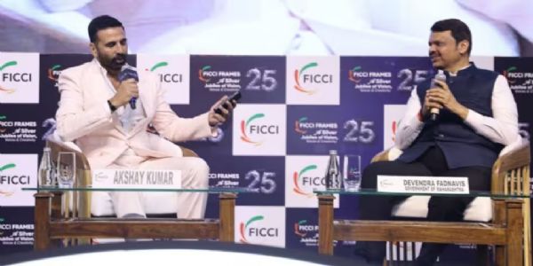 अभिनेता अक्षय ने मुख्यमंत्री फडणवीस से किया दिलचस्प सवाल, पूछा-आप संतरे छीलकर खाते हैं या जूस बनाकर. . .