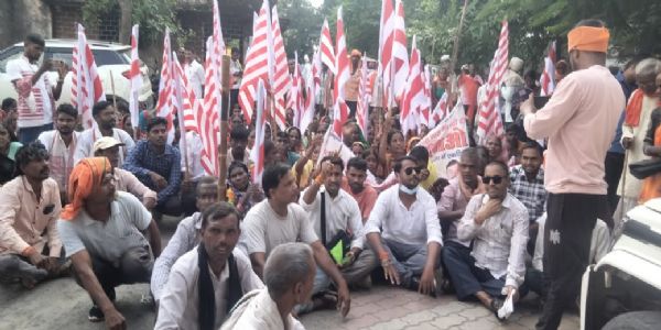 जंगल बचाओ अभियान समिति की अगुवाई में ग्रामीणों ने पारंपरिक हथियारों के साथ किया प्रदर्शन
