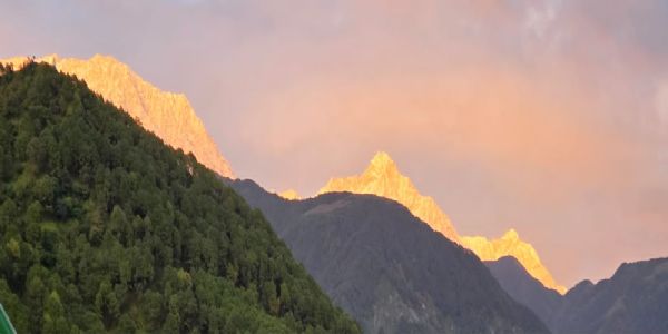 धौलाधार की पहाड़ियां अक्टूबर में ही बर्फ से हुई लकदक, कांगड़ा घाटी में शीतलहर
