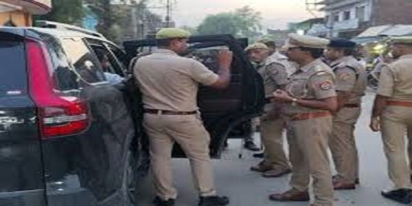 उप्र पुलिस ने साढ़े आठ लाख वाहनों को किया चेक, 9000 से अधिक वाहनों से हटाई काली फिल्म