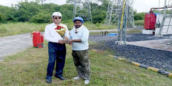 एमपी ट्रांसको के आउटसोर्स कर्मी संजय यादव ने जलते ट्रांसफार्मर की आग बुझाकर दिखाया अदम्य साहस