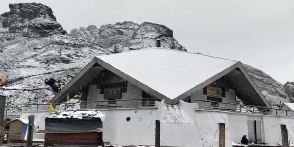 उत्तराखंड में बारिश जारी, ऊंचाई वाले इलाकों में बर्फबारी से मौसम सर्द