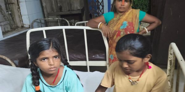 नशे में धुत युवकों ने दुकान पर बोला हमला, पिता समेत दो मासूम बच्चियां घायल