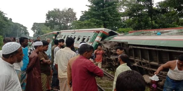 बांग्लादेश में उदयन एक्सप्रेस का इंजन और तीन डिब्बे पटरी से उतरे
