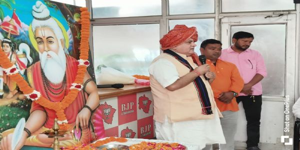 महर्षि वाल्मीकि के विचारों से समरसता बढ़ाएं और जातिवादी का जवाब दें : महेंद्र भट्ट हुई