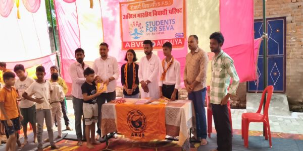 भगवान वाल्मीकि जयंती पर एबीवीपी ने किया माल्यार्पण व शैक्षणिक सामग्री वितरण