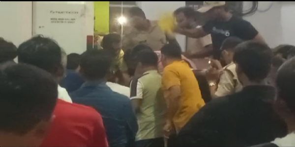 रेलवे स्टेशन पर लगे लगेज स्कैनिंग मशीन में फंसा बच्चे का हाथ