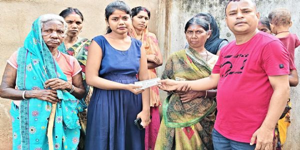बीमार युवक को समिति ने किया आर्थिक सहयोग