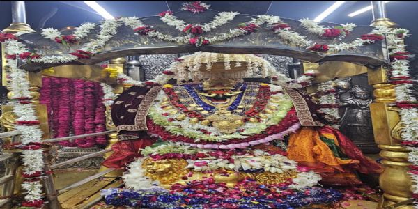 मां विंध्यवासिनी के दरबार में लाखों श्रद्धालु हुए नतमस्तक