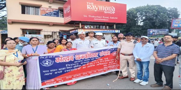 हेलमेट जागरूकता अभियान में बिना हेलमेट वालों को दिया गया गुलाब का फूल
