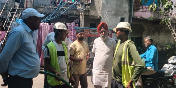 दिल्ली के महापौर ने इंदिरा विकास कॉलोनी में सफाई कार्य का किया निरीक्षण, अधिकारियों को दिए निर्देश
