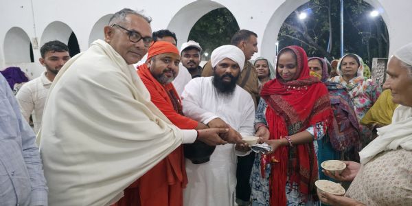 झज्जर : बूंदाबांदी की परवाह के बिना हजारों ने पाया उपचारित खीर का प्रसाद