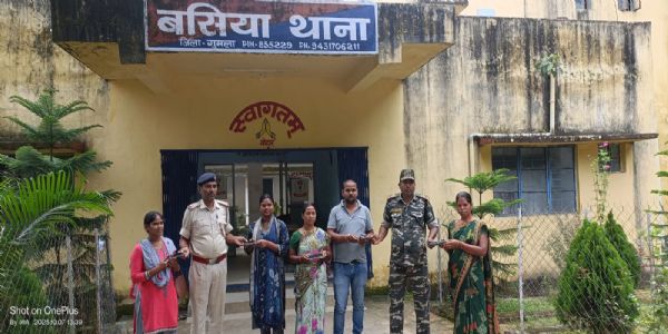 खोए मोबाइल को रिकवरी कर पांच उपभोक्ताओं को पुलिस ने लौटाया