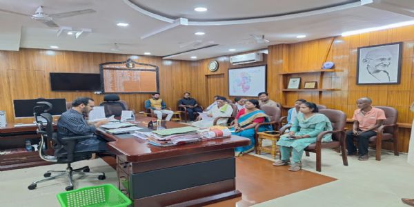 जनता की समस्‍याएं संवेदनशीलता से दूर करें अधिकारी : डीसी