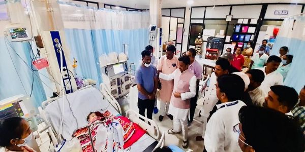 मप्र के उप मुख्यमंत्री राजेन्द्र शुक्ल ने नागपुर में उपचाररत बच्चों और अभिभावकों से मिले