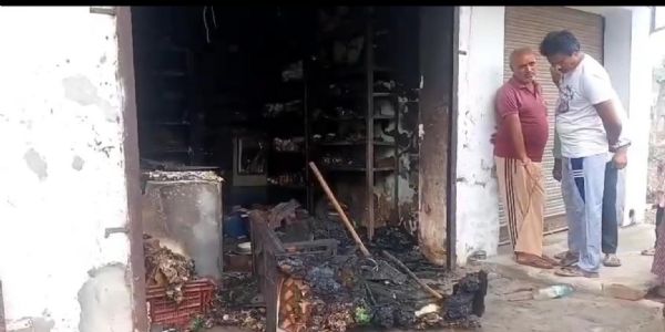 फतेहाबाद : दुकान में लगी आग से लाखों का सामान जला