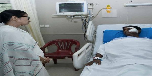 मुख्यमंत्री ममता बनर्जी ने अस्पताल पहुंचकर घायल भाजपा सांसद खगेन मुर्मू का जाना हाल