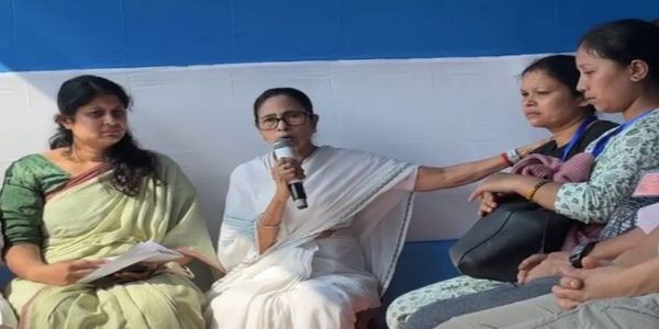 उत्तर बंगाल में मिरिक के दुधिया राहत शिविर में पीड़ितों से मिलीं मुख्यमंत्री ममता बनर्जी
