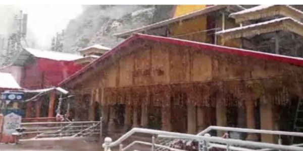 यमुनोत्री धाम में मौसम की पहली बर्फबारी
