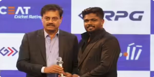 अवॉर्ड लेते संजू सैमसन