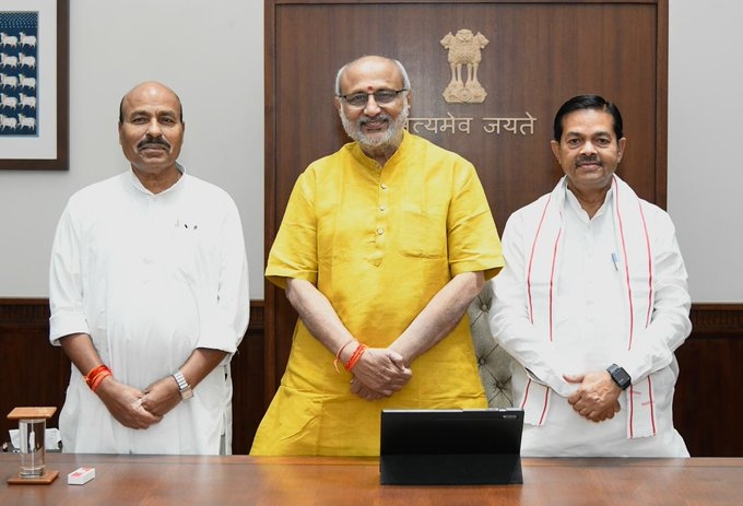 केन्द्रीय मंत्री डॉ. वीरेंद्र कुमार और  बी. एल. वर्मा ने की उपराष्ट्रपति सीपी राधाकृष्णन से मुलाकात