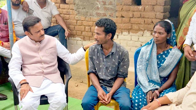शुक्ल ने छिंदवाड़ा में पीड़ित परिजनों को बंधाया ढांढस