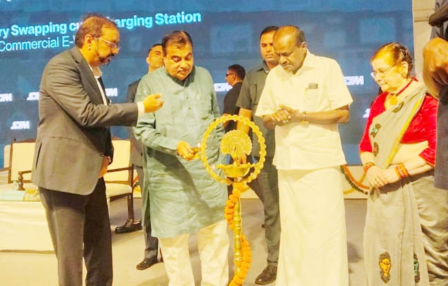 सोनीपत  केन्द्रीय मंत्री नितिन गडकरी इस्पात मंत्री एच.डी. कुमारस्वामी वाणिज्यिक इलेक्ट्रिक ट्रक बैटरी स्वैपिंग और चार्जिंग स्टेशन का उद्घाटन अवसर पर