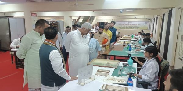 केन्द्रीय गजेन्द्र सिंह शेखावत ने वाराणसी में दुर्लभ पांडुलिपियों के संरक्षण केन्द्र का किया निरीक्षण