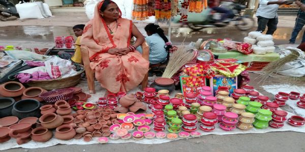 करवा चौथ व्रत की तैयारियों में जुटीं महिलाएं, बाजार में रौनक