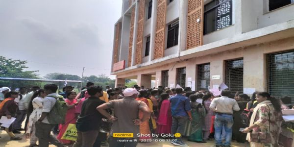 धूप में डिग्री फॉर्म के लिए जूझते छात्र, विश्वविद्यालय काउंटर पर उमड़ी भीड़