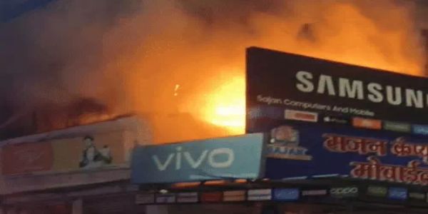 इलेक्ट्रॉनिक शोरूम में भीषण आग, करीब 30 लाख का नुकसान