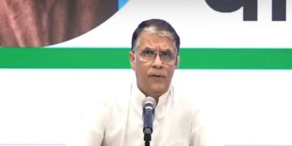 आईआईएम रायपुर के निदेशक के इस्तीफे पर पवन खेड़ा ने केंद्र सरकार को घेरा