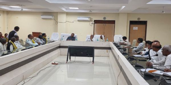 अंबिकापुर: परसा कोल ब्लॉक विस्थापितों के साथ कलेक्टर की बैठक, मुआवजा और रोजगार सुनिश्चित करने के दिए निर्देश