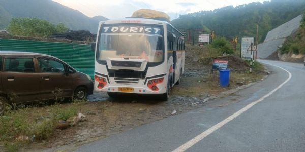 श्रद्धालुओं का बस चालक नशे में, पुलिस ने किया सीज