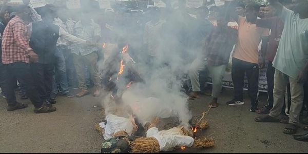 स्पोर्ट्स एसोसिएशन में भ्रष्टाचार के खिलाफ खेलप्रेमियों ने फूंका पुतला