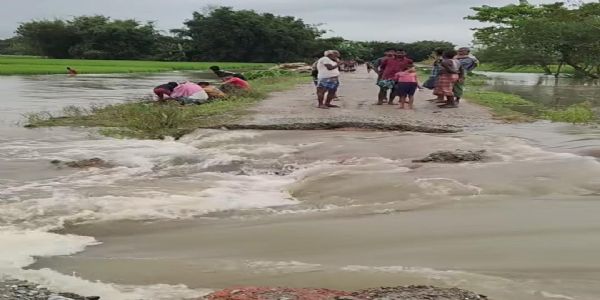 लक्ष्मीपुर रेलवे स्टेशन के पास सड़क बहा, आवागमन हुआ प्रभावित