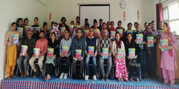 लडभड़ोल में वार्षिक कॉलेज पत्रिका विद्यार्थी दर्पण का विमोचन