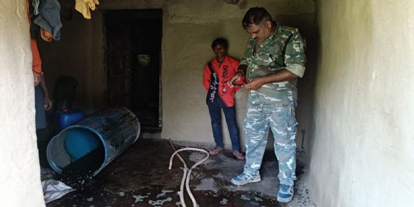 पुलिस ने 50 किलो महुआ जावा किया नष्ट, 15 लीटर महुआ शराब जब्त