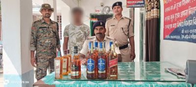 रोशना पुलिस ने विदेशी शराब के साथ एक तस्कर को किया गिरफ्तार