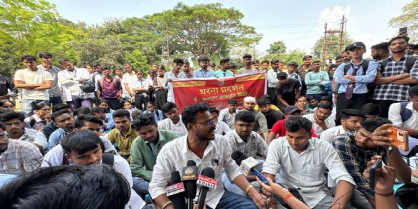 धरना दे रहे आजसू नेताओं को पुलिस ने लिया हिरासत में