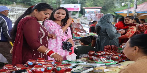 लगातार बारिश के साथ समय से पहले आई ठंड ने घटाई करवा चौथ की रौनक