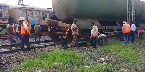 पटरी से उतरी मालगाड़ी, ट्रेन सेवाएं बाधित